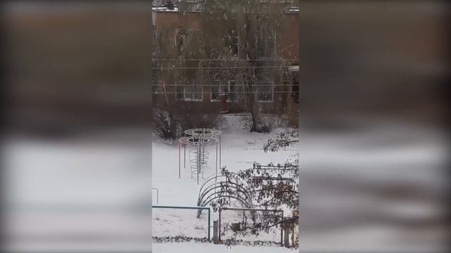 С первым снегом в Волжском появился Дед Мороз