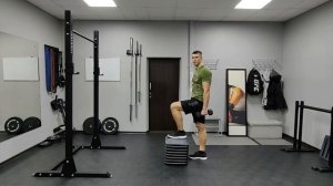 Зашагивание на платформу с гантелями