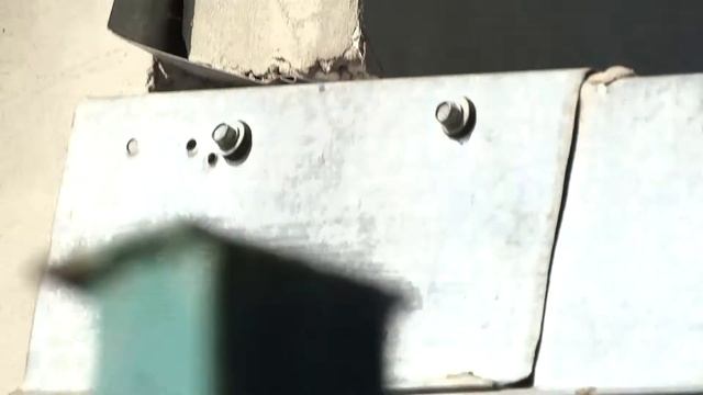 Шершень на чердаке, большой шершень, ставим ловушку на шершня смотреть онлайн