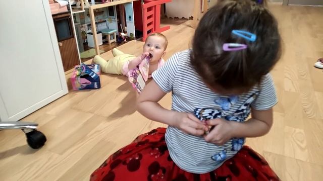 Видео для девочек и мальчиков! Распаковка браслетов для фитнес часов. Сестрички открывают посылку! смотреть онлайн