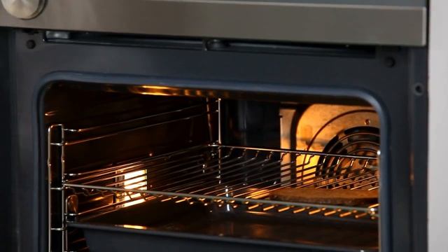 Брускетта с копченым лососем на муссе из баклажана - рецепт Уриэля Штерна для легкого ужина смотреть онлайн