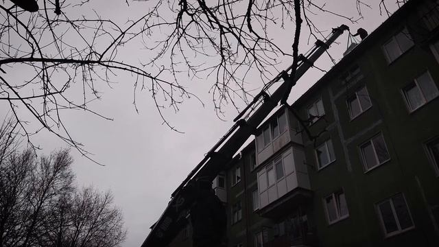 МАНИПУЛЯТОР с длинной стрелой прорывается сквозь ГОРОДСКИЕ ДЖУНГЛИ смотреть онлайн