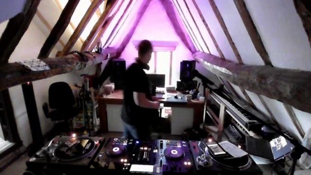 Limited Budget Drum and Bass Blender Bender (part 1 of 2) смотреть онлайн