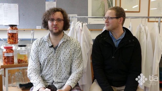 Two microbiologists react to food safety myths смотреть онлайн