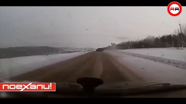 Аварии и ДТП на скользкой дороге. Жесткие замесы на дорогах мира. Психи за рулём автомобилей. смотреть онлайн