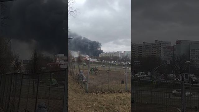 Крупный пожар в Москве- горит склад метро "Пражская" смотреть онлайн