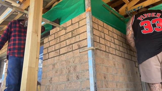 BUILDING A HOUSE WITH MY SUBS! | BRICKLAYING AUSTRALIA смотреть онлайн