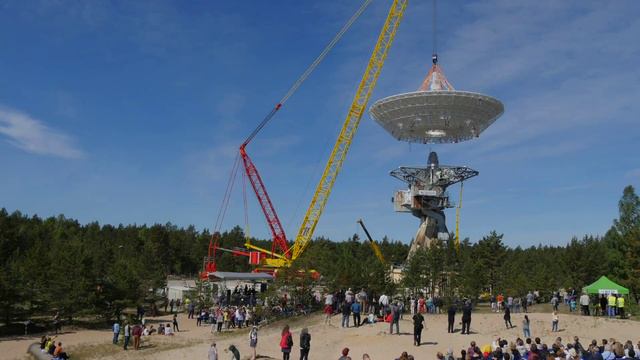 Time-lapse: Irbenes radioteleskopa antenu novieto atpakaļ balsta tornī