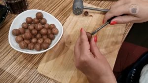 Как открыть орех макадамия? Два простых способа