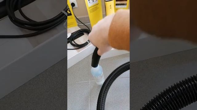 Как всасывает аккумуляторный пылесос Karcher wd 3 смотреть онлайн