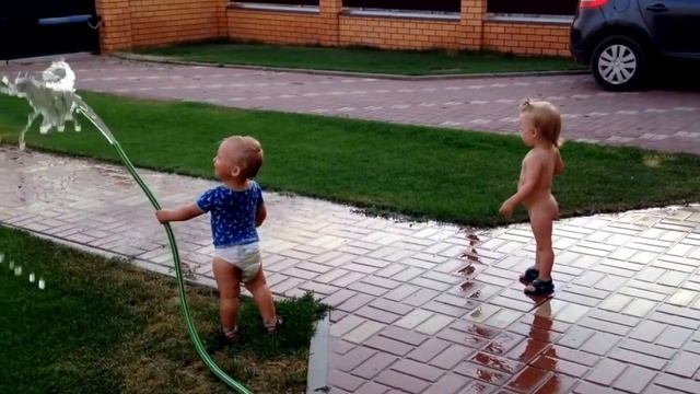 Смешные дети близнецы обливаются водой! Прикольные двойняшки! смотреть онлайн
