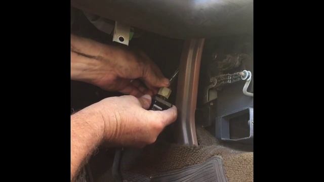Replacing a blower motor resistor on a FJ60, Toyota Land Cruiser смотреть онлайн