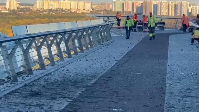 Кличко показал как выглядит мост в центре Киева после обстрела
