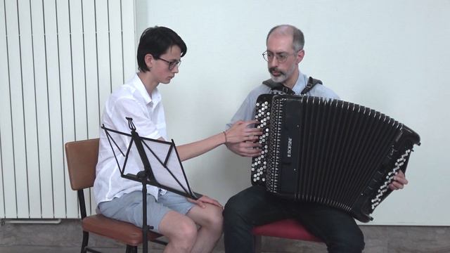 Bach - BWV 601 on accordion three-hands 😄 смотреть онлайн