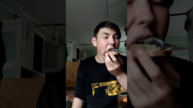 Кушаю корюшку на даче. смотреть онлайн