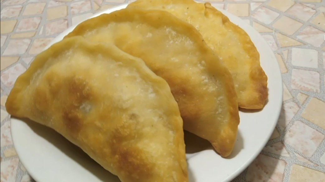 Самый простой и удачный рецепт теста на чебуреки. Сочные, хрустящие чебуреки смотреть онлайн