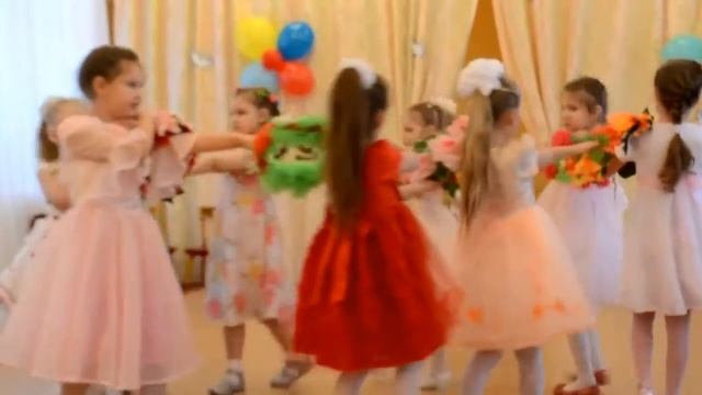 ТАНЕЦ ДЕВОЧЕК С ВЕНОЧКАМИ К 8МАРТА смотреть онлайн