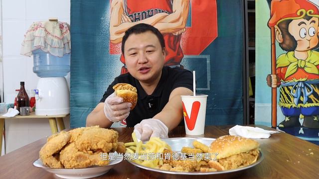 阿强点一桌子快餐，炸鸡、薯条、汉堡、鸡肉卷，大口吃肉超过瘾【cram阿强】 смотреть онлайн