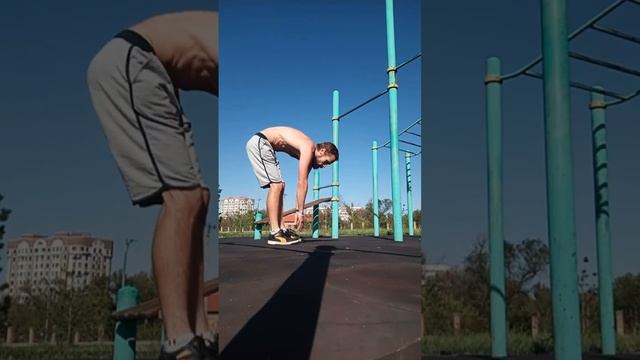 фристайл-растяжка для поясницы и плеч на спортплощадке \\ #фитнес #зож @m40r_workout смотреть онлайн