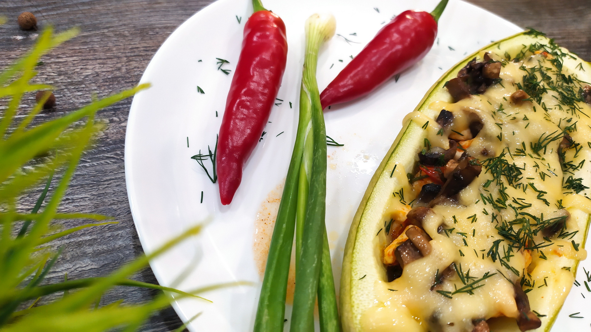 Вкуснейшие лодочки с мясом, грибами, перцем и сыром!.mp4