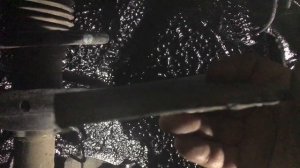 Толстое резинобитумное покрытие защищает от повреждений кузова и обладает шумоизоляционным эффектом