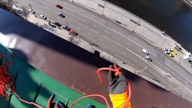 ПРОМЫШЛЕННЫЕ АЛЬПИНИСТЫ - ОСВАИВАЕМ МОСКОВСКИЙ БЮДЖЕТ, МОНТАЖ ГРЕЮЩЕГО КАБЕЛЯ НА КРОВЛЕ. смотреть онлайн