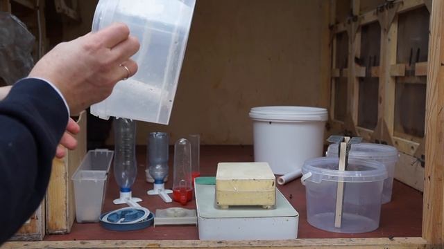 Обзор кормушек для пчел в кассетных павильонах. Осенняя закормка пчел смотреть онлайн