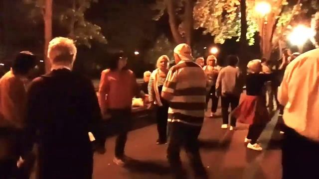 Белые розы!!!Народные танцы,сад Шевченко,Харьков!!! смотреть онлайн