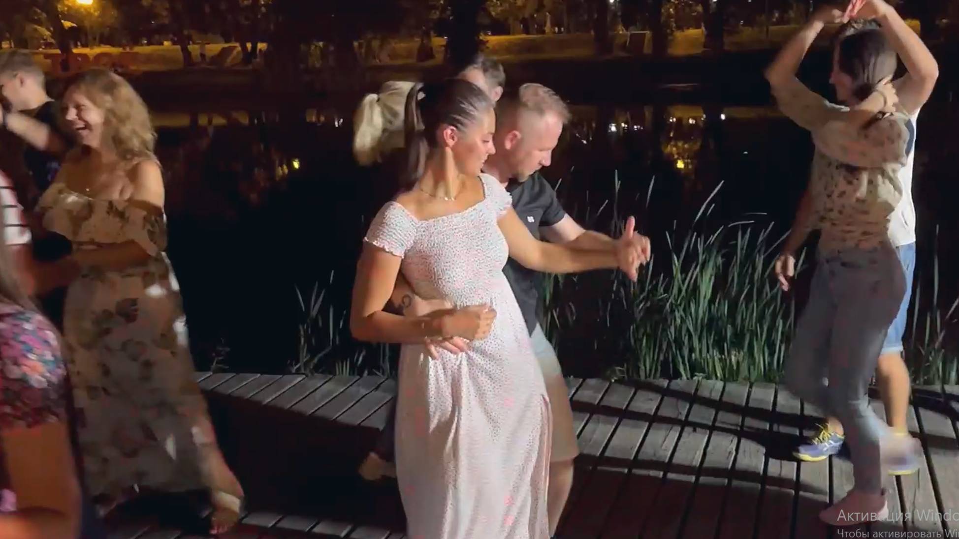 Парные танцы Бачата. Опен-эйр на набережной парка Победы. Школа танцев Dance Life смотреть онлайн