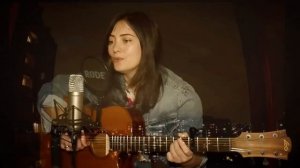 На улице тишина. По небу плывёт луна… Мама (исполняет под гитару- Наталья Влади).mp4