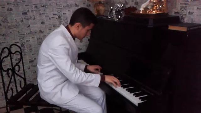 Парень божественно играет на фортепиано. смотреть онлайн