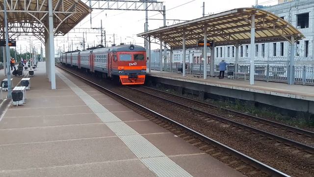 ПРИБЫТИЕ И ОТПРАВЛЕНИЕ ПОЕЗДА ЭР2Т 7206 СООБЩЕНИЕМ СПБ-ГАТЧИНА БАЛТ ПО ПЛ ЛЕНИНСКИЙ ПР смотреть онлайн