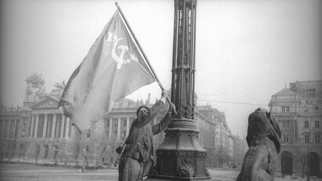 Зачем советская пропаганда изменила это культовое фото? смотреть онлайн