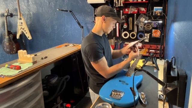 Vintage Mustang Bass Pickup Swap - Troubleshooting - Which Pickup Goes On Top? - How To смотреть онлайн