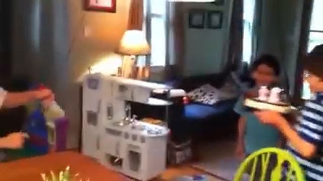 САМЫЙ ЛУЧШИЙ ГЕРОЙ ЭТО ПАПА// ОТЦЫ СПАСАЮТ СВОИХ ДЕТЕЙ смотреть онлайн