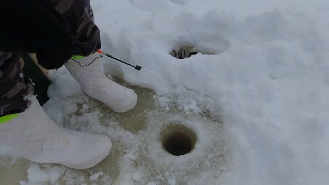 РЫБАЛКА НА ОКУНЯ ВЕСНОЙ ДЕНЬ ОТЦЕПЛЯШЕК НА ОЗЕРЕ РОКСОМА ВОЛОГОДСКАЯ ОБЛАСТЬ В МАРТЕ смотреть онлайн