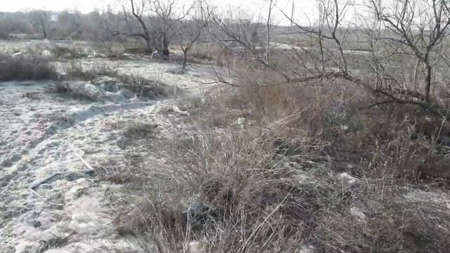 Пляж после сезона или свалка на берегу. смотреть онлайн