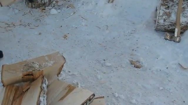 Топор - колун FISKARS X17 в работе.AVI смотреть онлайн