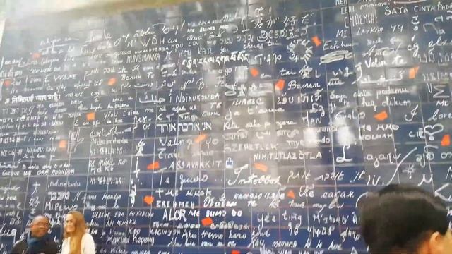 Достопримечательности Парижа. Куда сходить в Париже? Стена любви на Монмартре в Париже, Франция. смотреть онлайн