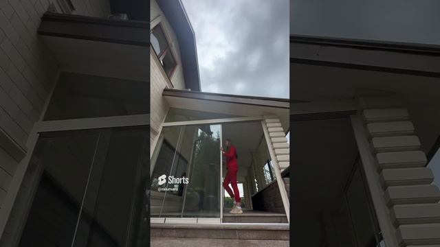 Безрамное остекление в разноуровневой террасе #остеклениетеррасы #раздвижноеостекление смотреть онлайн