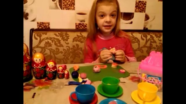 Лепим тортик из пластилина и угощаем девочек-матрёшек))) смотреть онлайн