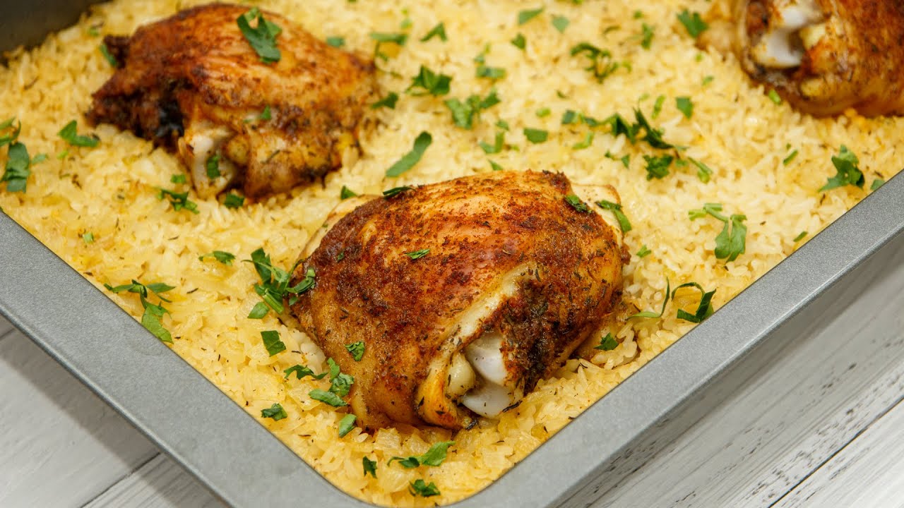 Потрясающий обед или ужин из простых продуктов. Запечённые куриные бёдра с рисом 0+ смотреть онлайн