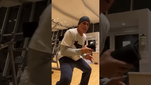 Знаменитый актер Жан Клод Ван Дамм в спортвном зале? смотреть онлайн