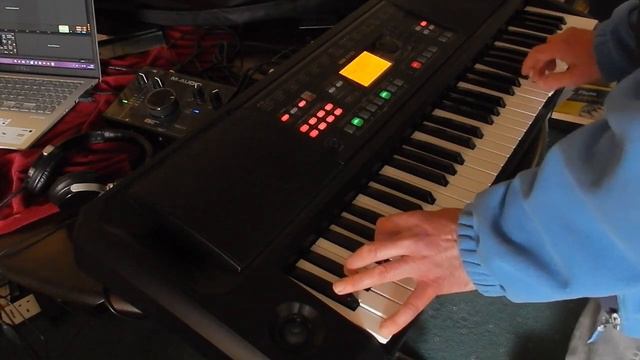 "Happy" - Pharrell Williams - KORG EK50 смотреть онлайн