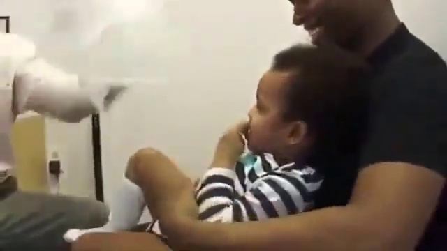 На какие ухищрения идут педиатры, чтобы сделать малышу укол смотреть онлайн