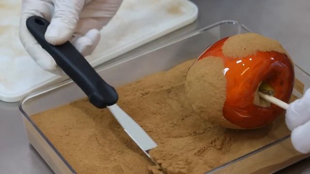 Его распродают каждый день! Гигантские яблочные конфеты – корейская уличная еда смотреть онлайн