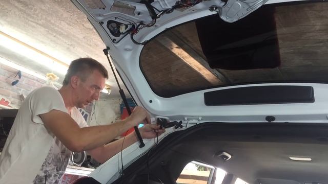 Электропривод двери багажника. Установка