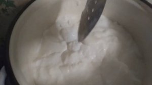 Сепарирую молоко, делаю сметану и творог.