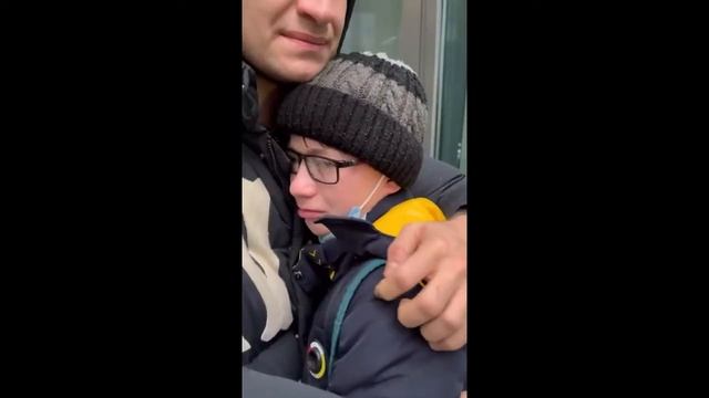 Манукян помогает 14 летнему парню, который остался без мамы. Трогательное видео. смотреть онлайн