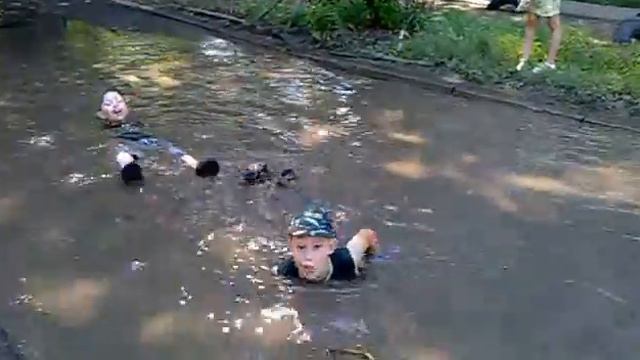 Пацаны плавают в луже смотреть онлайн